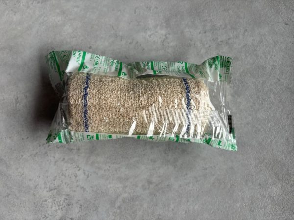 Bandes de crêpe en coton 
C'est une bande large, extensible et confortable. Elle peut-être utilisée pour maintenir un gros pansement par exemple.