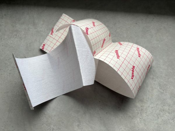 Bande non tissée multi extensible 
Permet de coller un pansement ou une bande.