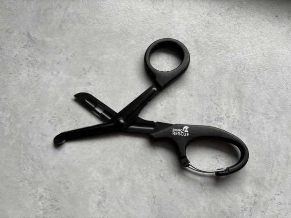 Ciseaux de secours 
Appelé parfois ciseaux Jesco (marque commerciale). Ce sont des paires de ciseaux utilisées en secourisme pour couper rapidement les vêtements d'une victime. L'extrémité des lames est arrondie et la lame inférieure possède un guide pour glisser sur la peau sans provoquer de lésion.