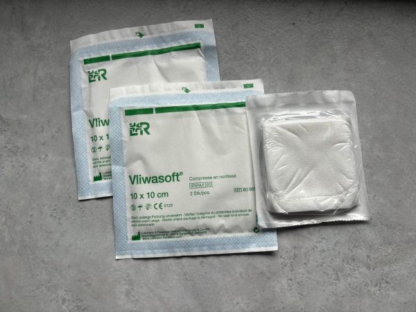 Compresses non tissés 
Les compresses servent dans notre kit, pour nettoyer des plaies en association avec d'autres éléments présents dans notre KIT.