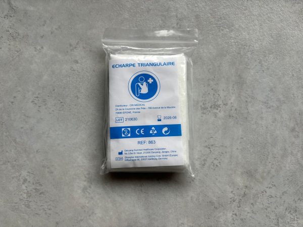 Echarpe triangulaire non tissé 
Elle est utilisée pour immobiliser un membre supérieur cassé, foulé ou blessé : bras, coude ou poignet. Assure un maintien efficace et confortable. Sa matière textile non-tissée évite l'irritation du cou.