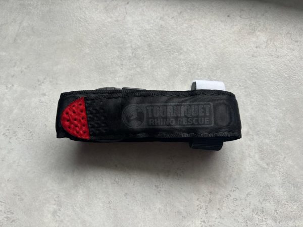 Garrot tourniquet 
Un garrot se pose uniquement en cas d’hémorragie externe grave non contrôlable par une compression locale. Il nécessite une petite formation car pour l'utiliser il est nécessaire d'avoir en tête quelques notions et un garrot mal positionné est bien plus délétère que de ne rien mettre.