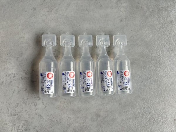 Serum physiologique 
Ce liquide physiologique est composé d'eau purifiée et de chlorure de sodium (sel) à 0,9%. Grâce à sa composition isotonique, il est toléré par les cellules du corps humain. Il peut s'utiliser de différentes manières mais en ce qui concerne notre KIT, il est utilisé pour le lavage des plaies.